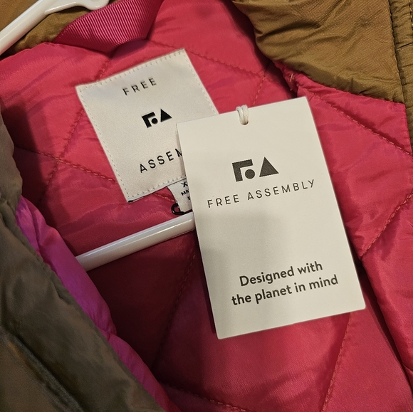 Free Assembly Quilted Vest - Picture 6 of 6